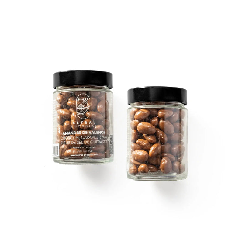 Fruits secs enrobés de chocolat, gourmandise, saveurs fruitées, chocolat artisanal, Astral Chocolat, cadeau raffiné, cadeau gourmand, fêtes de fin d’année, amandes, noisettes, croquant