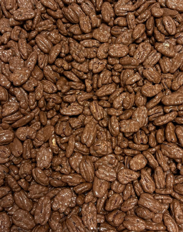 Fruits secs enrobés de chocolat, gourmandise, saveurs fruitées, chocolat artisanal, Astral Chocolat, cadeau raffiné, cadeau gourmand, fêtes de fin d’année, amandes, noisettes, croquant