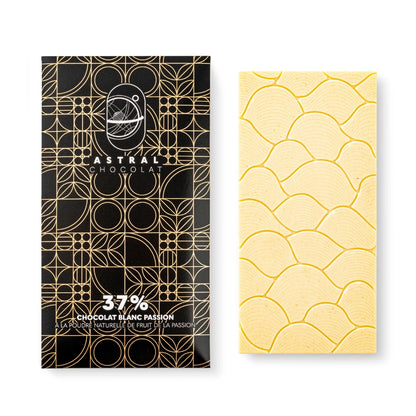 Tablette chocolat blanc, chocolat fruité, tablette exotique, fruit de la passion, tablette acidulée, création gourmande, chocolat onctueux, saveur tropicale, tablette blanche élégante.