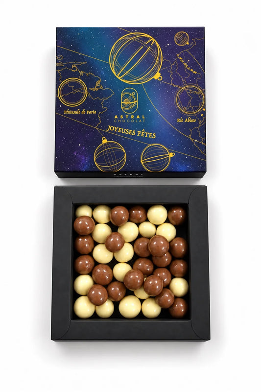 Coffret carré Astral rempli de billes de maïs soufflé enrobées de chocolat au lait et blanc