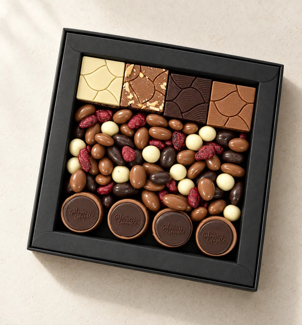 Grand coffret Astral avec quatre mini-tablettes, fruits enrobés, billes et bonbons au logo des Galeries Lafayette